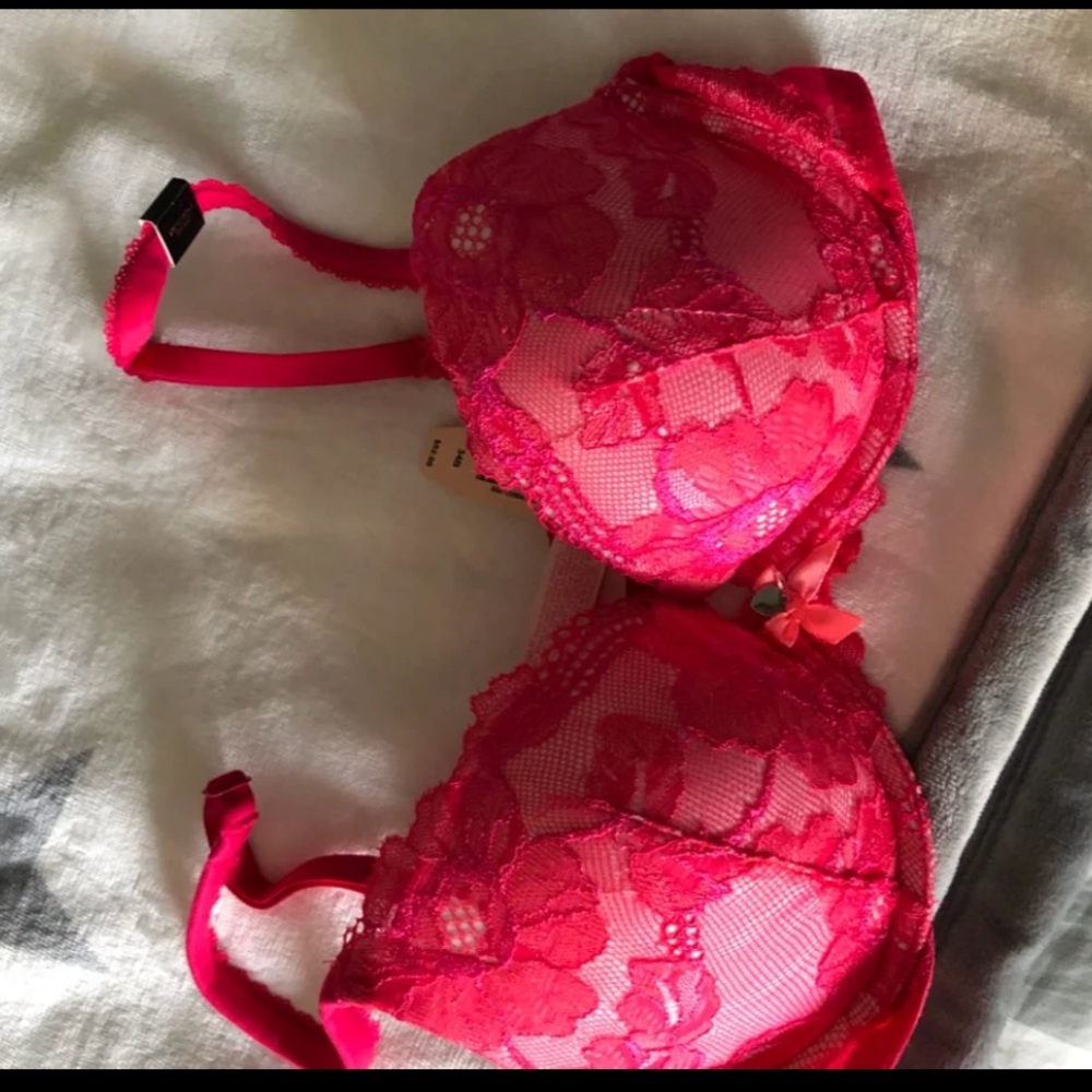 New with tags body by Victoria bra 34B